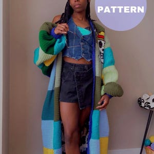 Könnte beinhalten: Ein langer, farbenfroher Häkelcardigan mit Patchwork-Muster in Grün-, Blau-, Gelb- und Weißtönen. Der Cardigan hat eine lockere Passform und lange Ärmel. Der Text "PDF PATTERN" ist im Bild sichtbar.