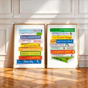 Pode incluir: Duas impressões artísticas emolduradas com pilhas de livros infantis coloridos, incluindo "Matilda", "Curious George" e "Goodnight Moon". As impressões são exibidas contra uma parede branca e um chão de madeira.