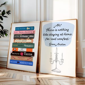 Puede incluir: Dos impresiones artísticas enmarcadas con marcos dorados. Una presenta una pila de títulos de libros de Jane Austen. La otra tiene una cita de Jane Austen: "No hay nada como quedarse en casa, para una verdadera comodidad". También se representa un candelabro.