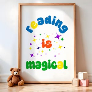Może przedstawiać: Biały wydruk w ramie z tekstem "reading is magical" w kolorowych, bąbelkowych literach. Tekst jest otoczony gromadą kolorowych gwiazd.