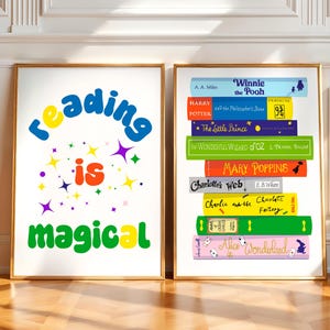 Puede incluir: Un póster blanco con el texto "reading is magical" en letras de colores sobre un fondo de estrellas de colores. Un segundo póster presenta una pila de libros infantiles coloridos con títulos como "Winnie the Pooh", "Harry Potter", "El Principito", "El Mago de Oz", "Mary Poppins", "La telaraña de Charlotte", "Charlie y la fábrica de chocolate", y "Alicia en el país de las maravillas".