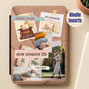 Peut inclure: Insert pour Kindle avec un design de collage. Le design comprend les textes "classic books", "old postcards", "slow creative life", "cozy hobby" et "taking long walks". Illustrations : machine à écrire, carte postale de Londres et personne marchant.
