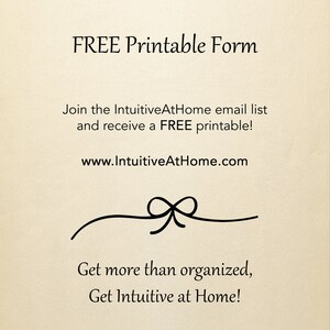 K&ouml;nnte beinhalten: Eine schwarz-wei&szlig;e Grafik mit dem Text "FREE Printable Form" und "Join the IntuitiveAtHome email list and receive a FREE printable! www.IntuitiveAtHome.com". Unter dem Text befindet sich ein dekoratives Band mit einer Schleife. Der Text "Get more than organized, Get Intuitive at Home!" befindet sich unter dem Band.