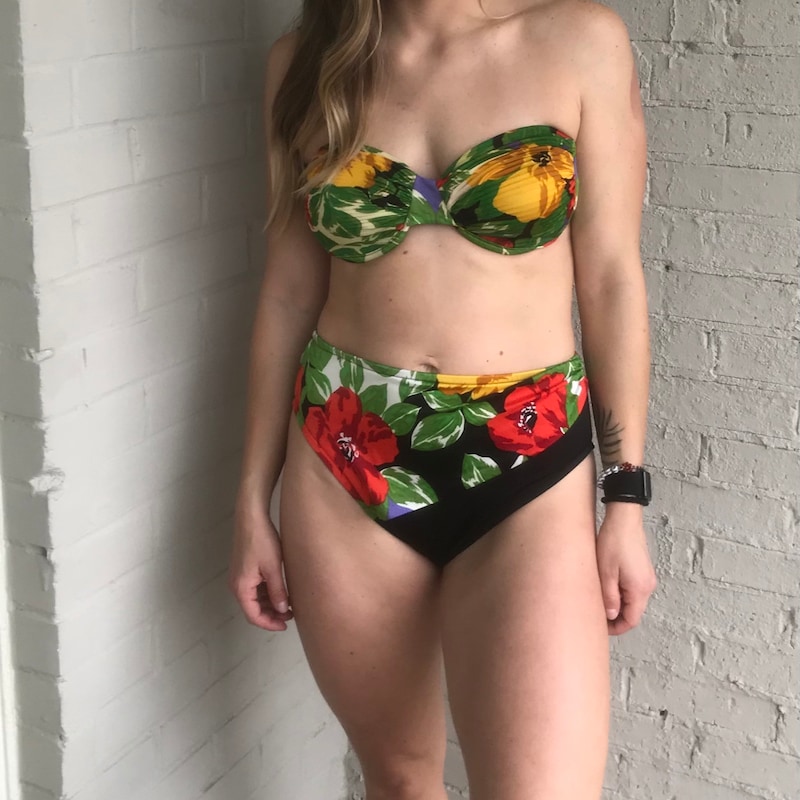 Sleeveless Strap sexy bikini set.