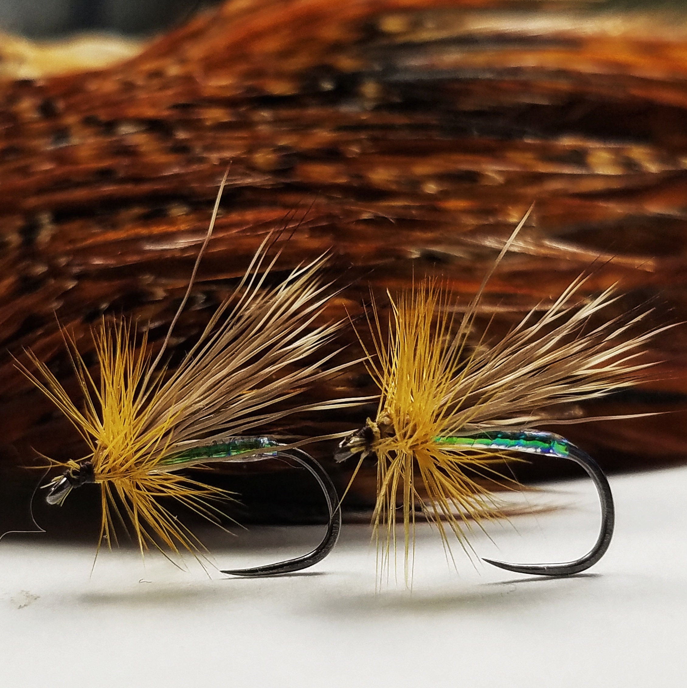 20 moscas surtidas, algunos en V. Con muerte. Pesca a mosca. FLY FISHING (44