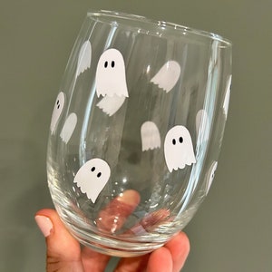 Ghost Wine Glass, Dainty Ghosts Cup, Halloween Wine Glass, Cute Halloween Gift, Birthday Gift, Spooky Wine Glass, Cute Ghost Gift, Wine
