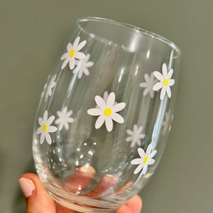 Daisy Wine Glass, Dainty Daisies, Cute Girl Gift, Floral Wine Glass, Flower Cup, Flower Glass, Daisies Drink, Birthday Gift, Gift for Her