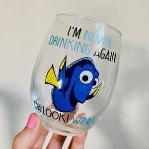 Taça de vinho com peixe engraçado, taça de vinho inspirada na Dory, taça de vinho inspirada em Procurando Nem, taça de vinho inspirada em D.I.E.L., taça de vinho inspirada em D.I.E.L., presente