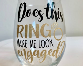 Does This Ring Make Me Look Engaged Wine Glass, Engaged Wine Glass, Engagement Wine Glass, Wedding Wine Glass, Engagement Gift, Wedding Gift