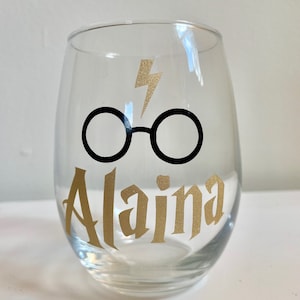 Name HP Weinglas, Harry inspiriertes Weinglas, HP inspiriertes Weinglas, HP inspiriertes Geschenk, personalisiertes Weinglas, Potter inspiriert