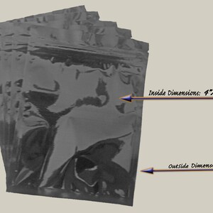 Pu&ograve; includere: Un pacchetto di sacchetti di plastica neri richiudibili con chiusura a zip. I sacchetti hanno una dimensione interna di 4" x 5" e una dimensione esterna di 4,5" x 6".