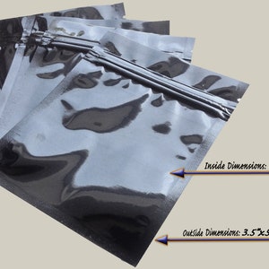 Pu&ograve; includere: Un mucchio di sacchetti di plastica trasparenti e neri con chiusura a zip. I sacchetti misurano 7,6 cm x 10,2 cm all'interno e 8,9 cm x 12,7 cm all'esterno.