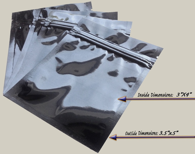 Pu&ograve; includere: Un mucchio di sacchetti di plastica trasparenti e neri con chiusura a zip. I sacchetti misurano 7,6 cm x 10,2 cm all'interno e 8,9 cm x 12,7 cm all'esterno.