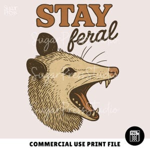 Camiseta con gráfico "Zarigüeya caótica Stay Feral", diseño moderno, retro, vintage y divertido, impresión POD DTG por sublimación, archivo PNG transparente.