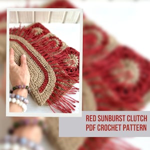 Op de afbeelding: Handgemaakte clutch met een zonnebloempatroon. De clutch is gemaakt van beige materiaal met een rode rand en franjes. De tekst "RED SUNBURST CLUTCH PDF CROCHET PATTERN" is zichtbaar.