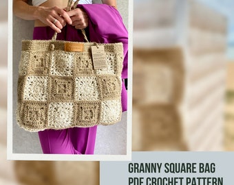 Puede incluir: Un bolso de crochet de forma cuadrada hecho con cuerda de yute natural. El bolso tiene un patrón de cuadros de color beige y blanco. El bolso está siendo sostenido por una persona que lleva una blusa blanca y una chaqueta de color morado.