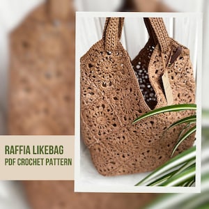 Op de afbeelding: Een bruine raffia gehaakte tote bag met een bloemenpatroon. De tas heeft twee handvatten en een label. De tekst "RAFFIA LIKEBAG PDF CROCHET PATTERN" staat links in de afbeelding.