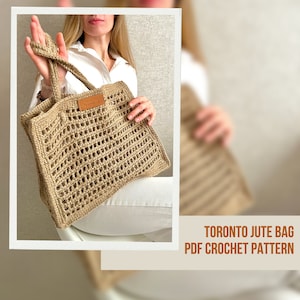 Può includere: Una borsa in juta all'uncinetto con un'etichetta in pelle marrone che dice "Toronto Jute Bag". La borsa è beige e ha una forma quadrata. Il testo "Toronto Jute Bag PDF Crochet Pattern" è nella parte inferiore dell'immagine.