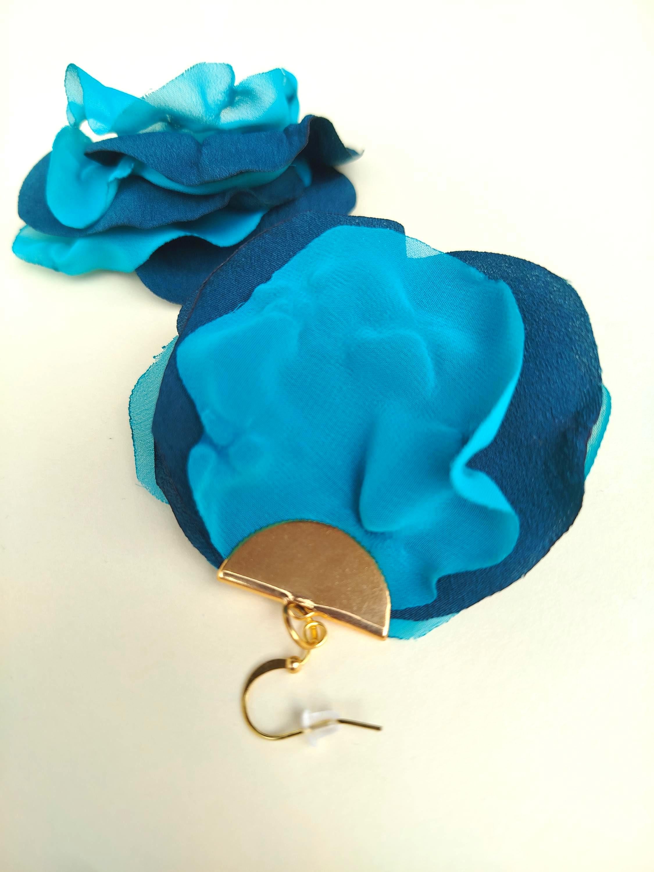 Turquoise bloemblaadjes oorbellen, turquoise stoffen oorbellen, boho oorbellen, bohochic oorbellen