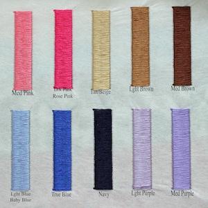 Pu&ograve; includere: Una cartella colori che mostra 16 colori di filo diversi. I colori sono disposti in file di 8. I colori sono: Rosa chiaro, Rosa medio, Rosa scuro Rosa, Beige/Marrone chiaro, Marrone chiaro, Marrone medio, Marrone scuro, Blu uccello, Blu chiaro Blu bambino, Blu vero, Blu navy, Viola chiaro, Viola medio, Viola scuro.