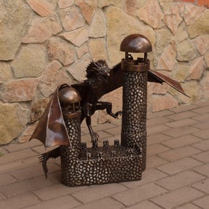 Scultura artistica in metallo raffigurante un drago su due torri, mostro volante Smaug o draghi di Skyrim, materiale in acciaio inossidabile.