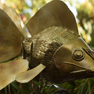 Goudvis op standaard Roestvrijstalen metalen sculptuur voor tuin, meer of tuin