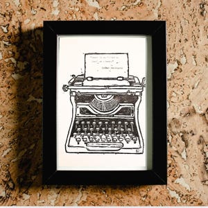 Può includere: Illustrazione in bianco e nero di una macchina da scrivere vintage con una citazione di Ernest Hemingway: "Non c'è niente nella scrittura. Tutto quello che fai è sederti a una macchina da scrivere e sanguinare."