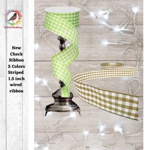 Könnte beinhalten: Zwei Spulen mit 1,5 Zoll breitem, drahtverstärktem Band mit Gingham-Muster. Eine Spule ist grün-weiß, die andere braun-weiß.