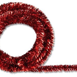 以下が含まれることがあります： クリスマスやその他の祝祭の機会に頻繁に使用される、装飾的なガーランドの一種である、赤いモールロールです