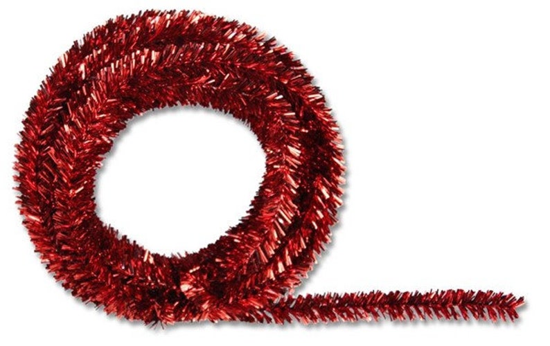 以下が含まれることがあります： クリスマスやその他の祝祭の機会に頻繁に使用される、装飾的なガーランドの一種である、赤いモールロールです