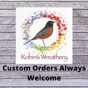 Pu&ograve; includere: Grafica quadrata con un'illustrazione di un pettirosso circondato da una ghirlanda floreale. Il testo "Robin's Wreathery" &egrave; sotto l'uccello. Sotto, il testo recita "Custom Orders Always Welcome". Lo sfondo &egrave; un motivo a venature di legno.