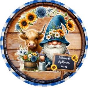 Adorable letrero de corona de girasol con diseño de vaca de las Tierras Altas con gnomo. Bienvenido a Highland Farms. Letrero de girasol azul y amarillo. Corona de petirrojos.
