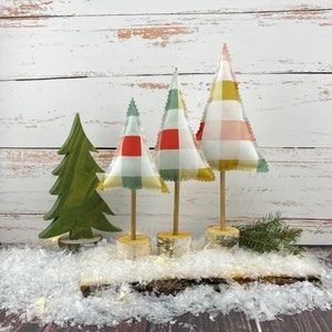 Árvore de Natal de tecido xadrez, base rústica de bétula, decoração de bandeja em camadas estilo fazenda