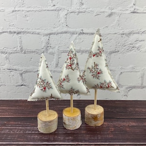 Stoff-Weihnachtsbaum, rustikaler Kardinaldruck, Birkenbasis, abgestuftes Tablett-Dekor