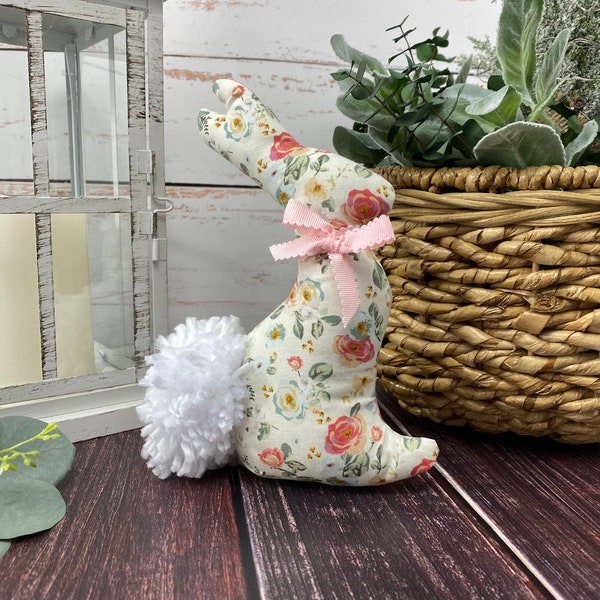 Lapin à fleurs blanc rose bleu, lapin de Pâques rembourré en tissu, plateau à plusieurs niveaux, décoration d'intérieur printanière de ferme