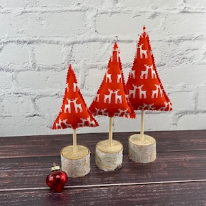 Roter Rentier-Stoff-Weihnachtsbaum, rustikale Birkenbasis