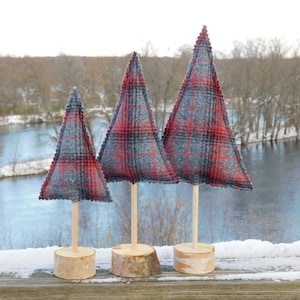 Grau-rote Flanell-rustikale Bäume, rustikaler Buffalo-Plaidbaum, Weihnachtsdekorationen, abgestuftes Tablett, das verziert