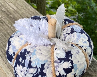 Abóbora artesanal feita com tecido floral azul: peça central para decoração de outono em estilo cottagecore chinoiserie.