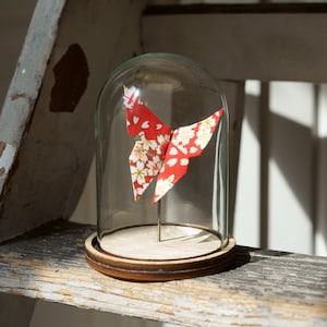 Red and gold origami butterfly under glass bell and natural wood for interior decoration - Floral decoration - Choice of paper
