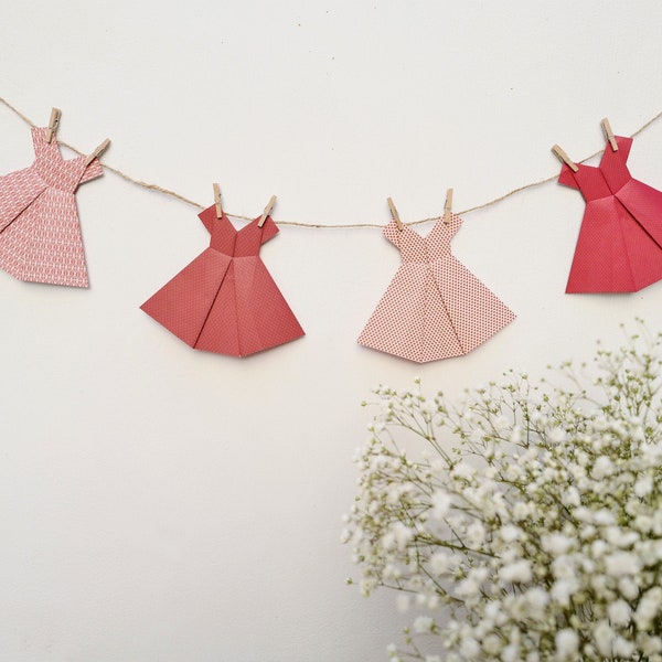 Guirlande de robes en origami pour décoration murale dans une chambre de bébé ou chambre d'enfant, fait-main