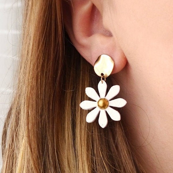 Boucles d'oreilles fleurs marguerites en laiton doré pour femme fait main - Boucles d'oreilles d'été made in france