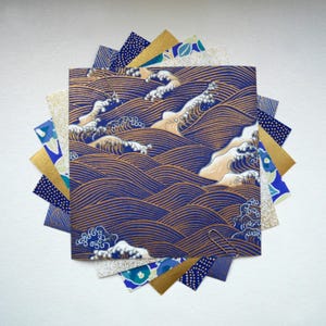 Packung mit 6 Blättern traditionellem japanischen Washi-Chiyogami-Papier zum Origami-Falten – Kobalt – 14 x 14 cm – Blau, Weiß, Gold