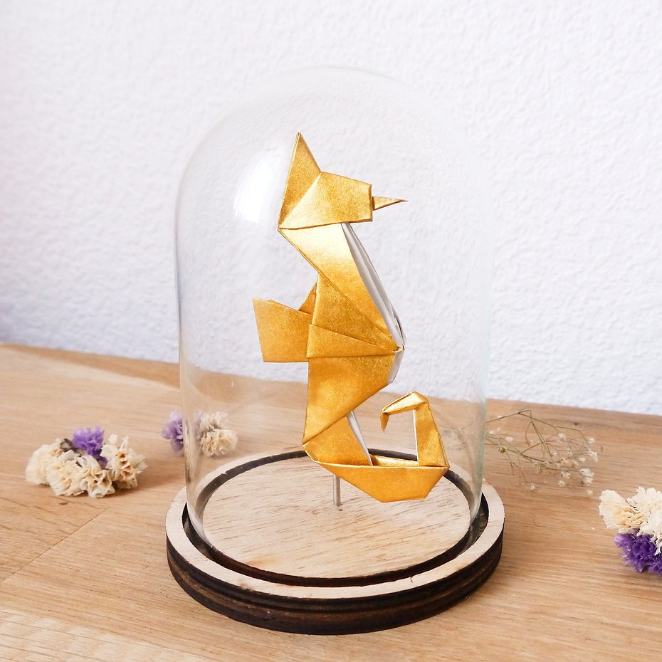 Hippocampe Doré en Origami Sous Cloche Verre et Bois Naturel Pour Décoration d'intérieur - Décoratio