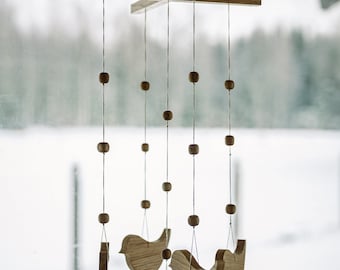 Mobile en bois de chêne, parfait pour une chambre de bébé.