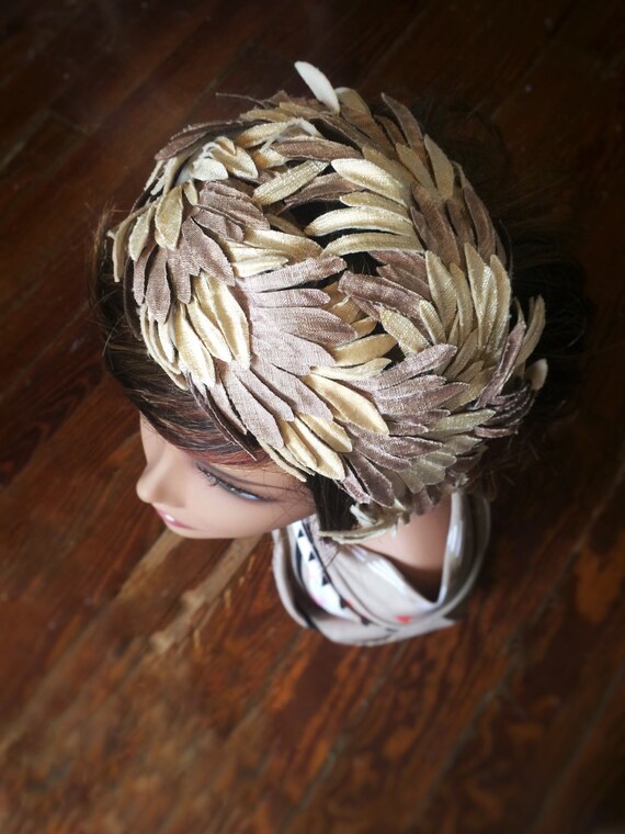 40s curvette hat beige/tan with fabric feather-lik