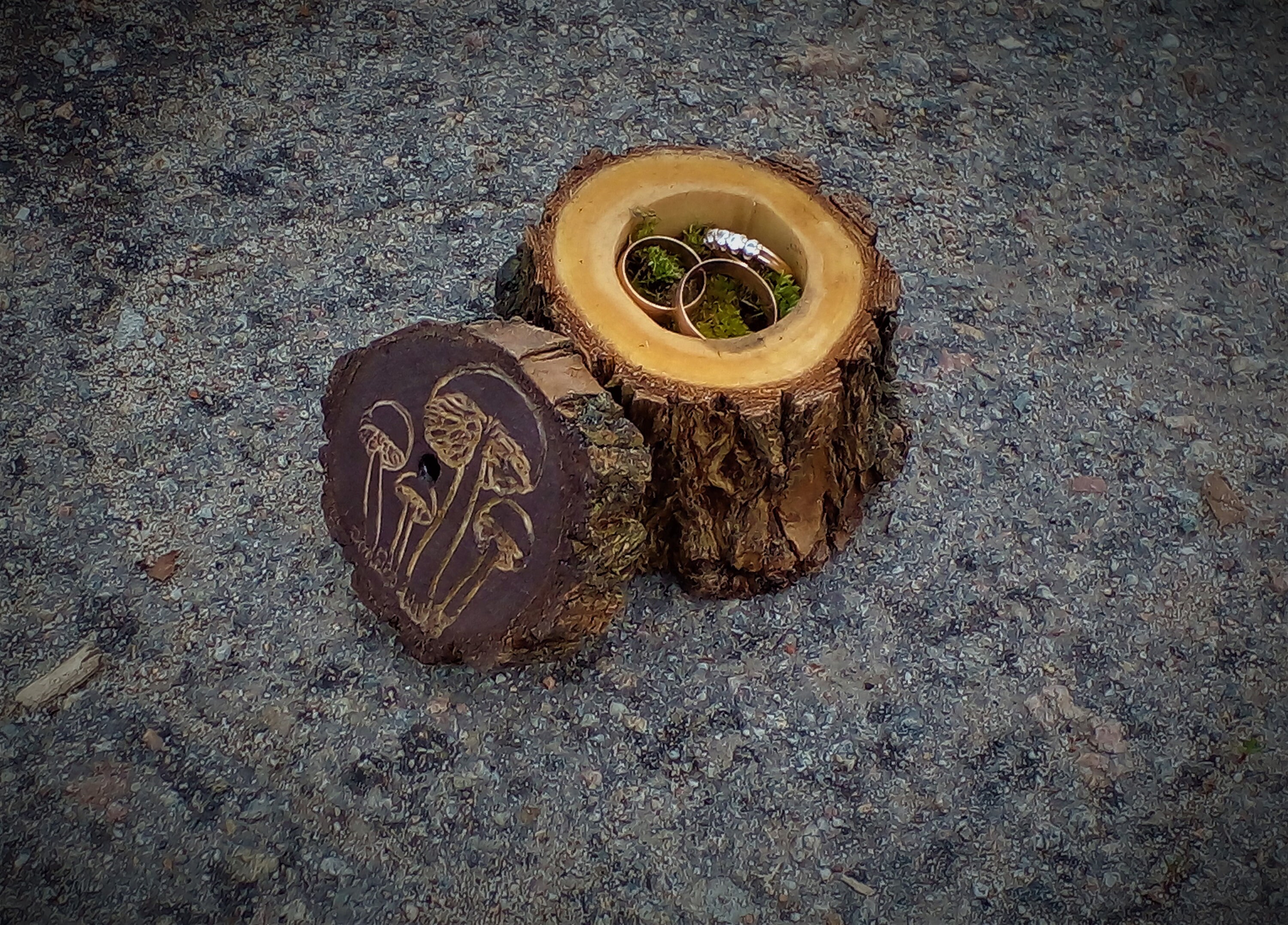 Wood log ring box with tree bark carving your designs or | Etsy
