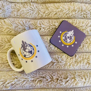 DE PROPAGANDA-MOK (& Super Earth-onderzetter) - Aanpasbare mok en onderzetter &quot;Helldivers 2&quot; - Voeg je schip toe!