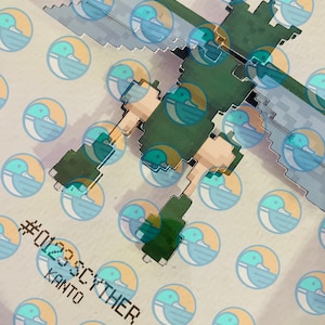 Puede incluir: Primer plano de un diseño de pixel art de un personaje Pokemon verde y gris sobre un fondo beige con un patrón repetitivo de círculos azules y amarillos con un diseño de pato. El texto #0123 Scyther KANTO es visible en la esquina inferior izquierda de la imagen.
