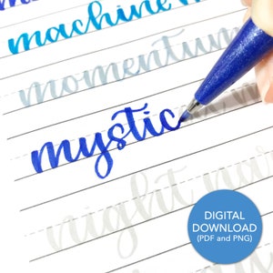 Puede incluir: Primer plano de una mano escribiendo la palabra "mystic" en tinta azul sobre papel rayado. La palabra est&aacute; escrita en letra cursiva. La imagen tambi&eacute;n incluye las palabras "machine" y "momentous" escritas en tinta azul m&aacute;s clara sobre la palabra "mystic".
