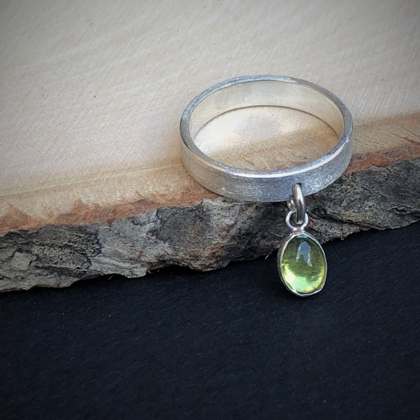 Ring mit baumeln, Peridot Ring, baumeln Charm Ring, Silber Edelstein Ring, Unikat Silber Ring, Boho Ring, Silber Peridot Ring, Grüner Edelstein